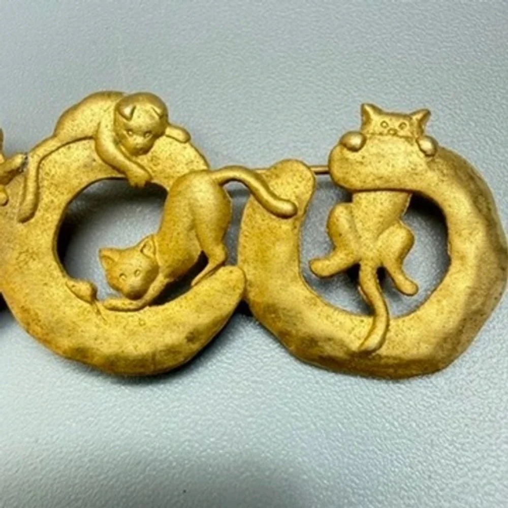 Vintage JJ Gold‎ Tone Playful Cats Brooch 3.5